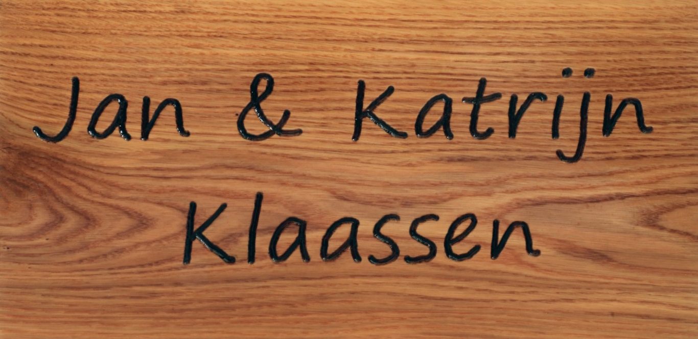 Afmeting 18 x 40 cm, gefreesde letters